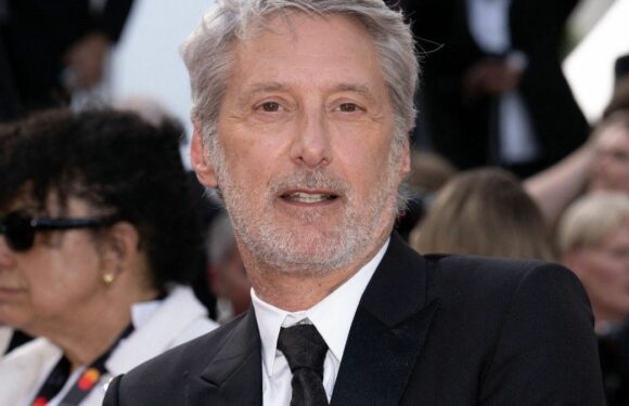 Antoine de Caunes refuse d’animer de nouveau les César et espère être remplacé par Jean Dujardin et ses "polémiques" !