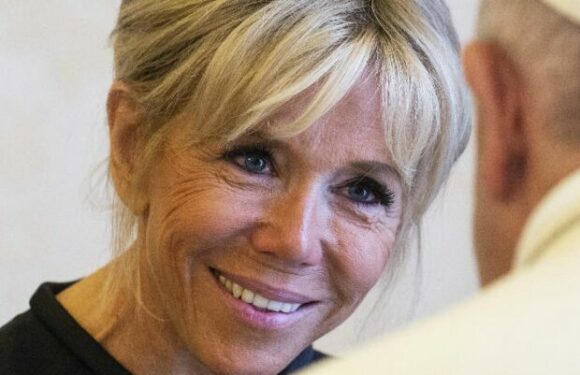 Brigitte Macron face au pape François : son look qui avait fait réagir