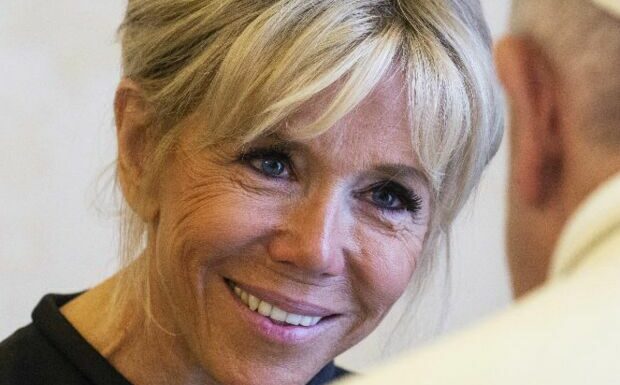 Brigitte Macron face au pape François : son look qui avait fait réagir