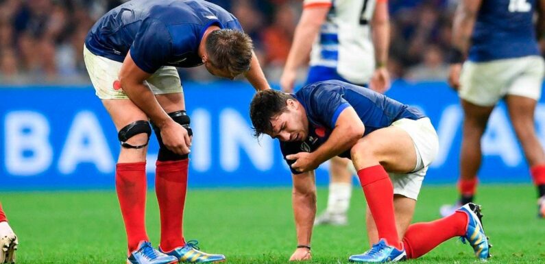 Coupe du monde de rugby :  les images choc de la blessure d’Antoine Dupont qui souffre d’une fracture de la mâchoire !