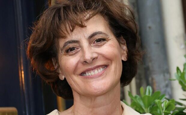 Inès de la Fressange à l’aise avec son âge : ses petits-enfants l’appellent “Mémé”