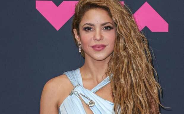 PHOTO – Shakira dévoile sa silhouette sculpturale dans une robe aux découpes osées