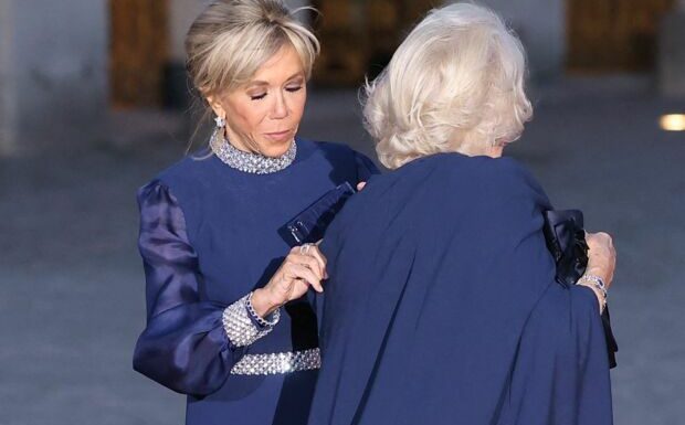 PHOTOS – Charles III et Camilla à Versailles : embêtée par sa cape, Brigitte Macron vole au secours de la reine