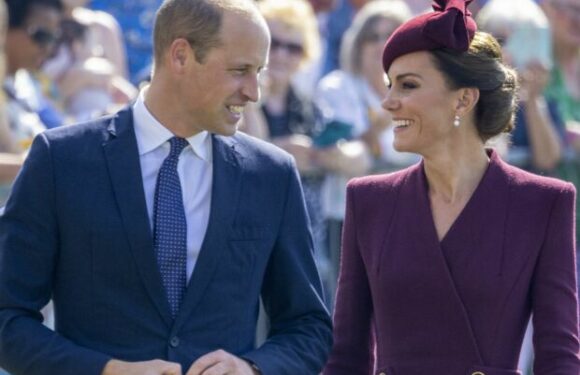 PHOTOS – Kate Middleton et William : sourires et émotion pour leur hommage à Elizabeth II