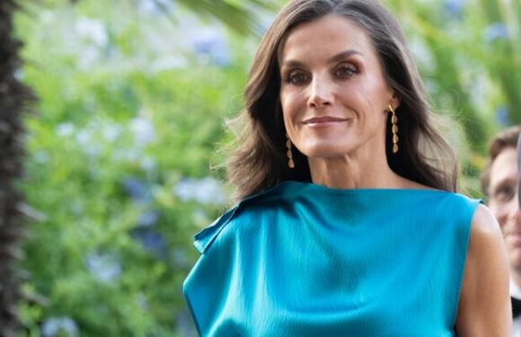 PHOTOS – Letizia d’Espagne a 51 ans : l’évolution beauté d’une reine moderne qui assume ses cheveux blancs