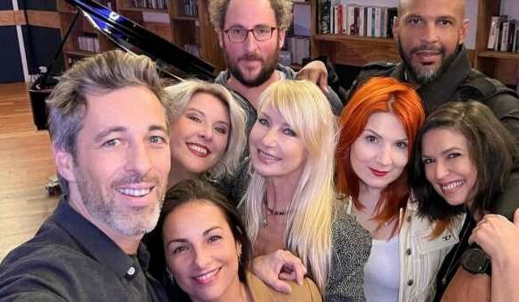 Michael Goldman, roi du selfie : première photo des nouvelles professeures de la "Star Academy" autour du beau gosse !