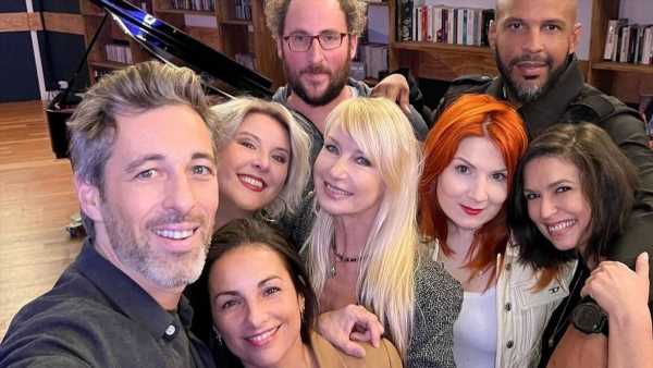 Michael Goldman, roi du selfie : première photo des nouvelles professeures de la "Star Academy" autour du beau gosse !