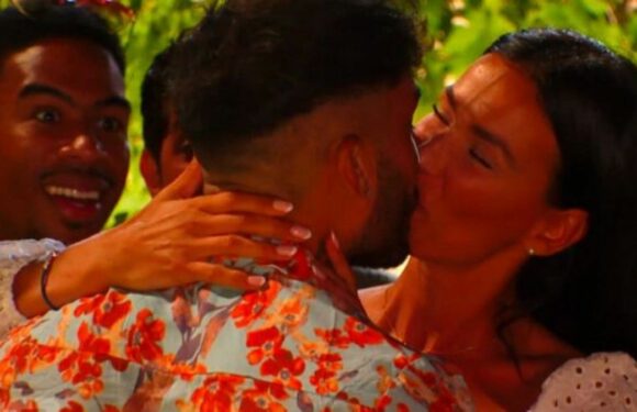 PHOTO : "J'aime son corps" : Julie Ricci aux anges, la star de "Secret Story" se lâche et échange un baiser langoureux avec Vivian Grimigni !