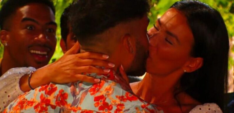 PHOTO : "J'aime son corps" : Julie Ricci aux anges, la star de "Secret Story" se lâche et échange un baiser langoureux avec Vivian Grimigni !