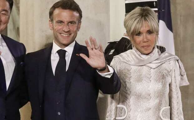 PHOTO – Brigitte Macron : sa leçon de chic dans une robe en soie champagne