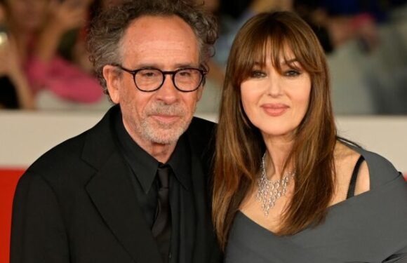 PHOTO – Monica Bellucci et Tim Burton amoureux : ils prennent la pose ensemble pour la première fois