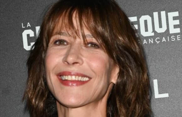 BEAUTY STORY – La frange signature de Sophie Marceau