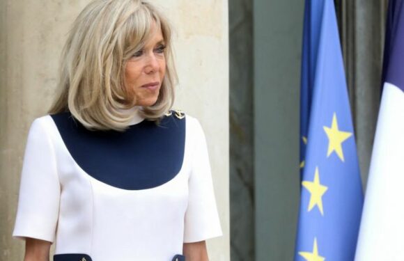 BEAUTY STORY – Le carré long signature de Brigitte Macron