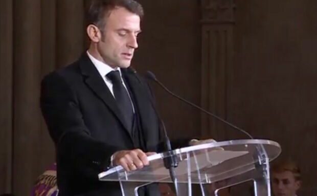 Emmanuel Macron ému aux larmes aux obsèques de Gérard Collomb : “Vous avez changé ma vie”