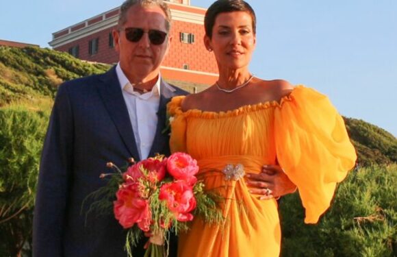 FASHION STORY – Retour sur la surprenante robe de mariée jaune de Cristina Córdula