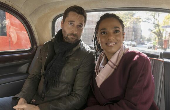 New Amsterdam (spoilers) : Max et Helen essayent de construire leur vie à Londres la semaine prochaine sur TF1