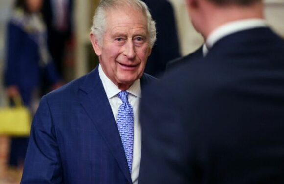 PHOTO – Charles III souriant, malgré les révélations fracassantes, il fait front