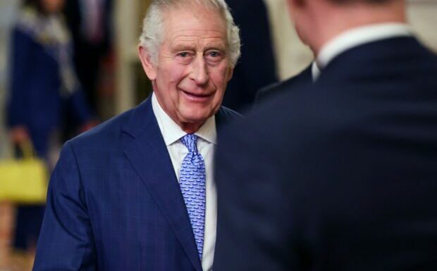 PHOTO – Charles III souriant, malgré les révélations fracassantes, il fait front