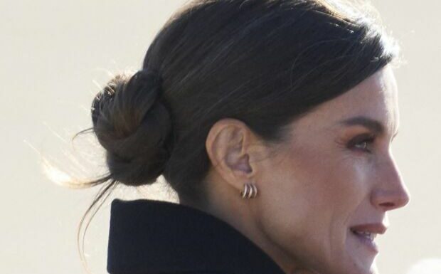 PHOTO – Letizia d’Espagne en voyage officiel au Danemark : elle renoue avec son chignon fétiche facile à copier