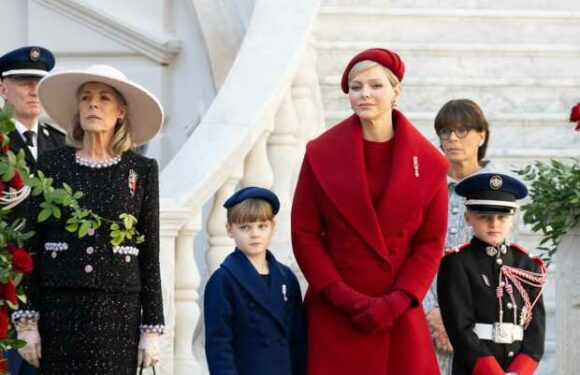PHOTOS – Charlene de Monaco et sa fille Gabriella adoptent le même look : en manteau et béret, la ressemblance est troublante