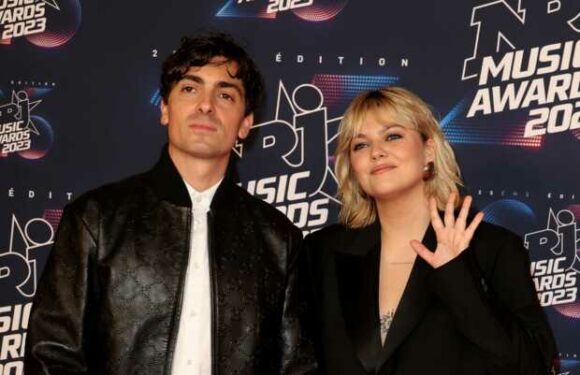 PHOTOS – NRJ Music Awards : Louane resplendissante aux bras de son chéri Florian Rossi