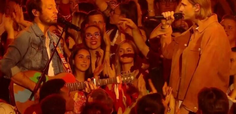 Star Academy : un invité surprise s’invite pendant le duo de Pierre avec Vianney qui ne s’y attendait pas !