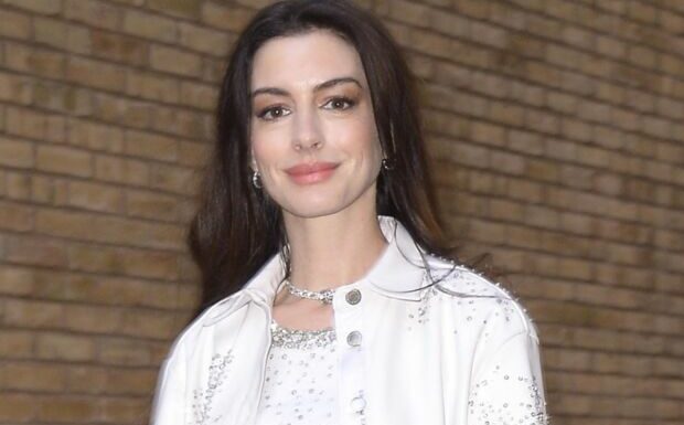 VIDEO – Anne Hathaway change de tête : avec ses cheveux blonds, elle est méconnaissable