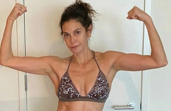 A 55 ans, Teri Hatcher dévoile sa silhouette en bikini et bluffe ses fans