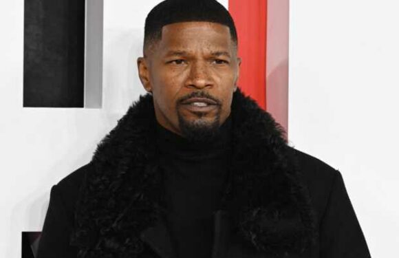 Jamie Foxx en larmes en évoquant sa mystérieuse hospitalisation : “Je ne pouvais plus marcher”