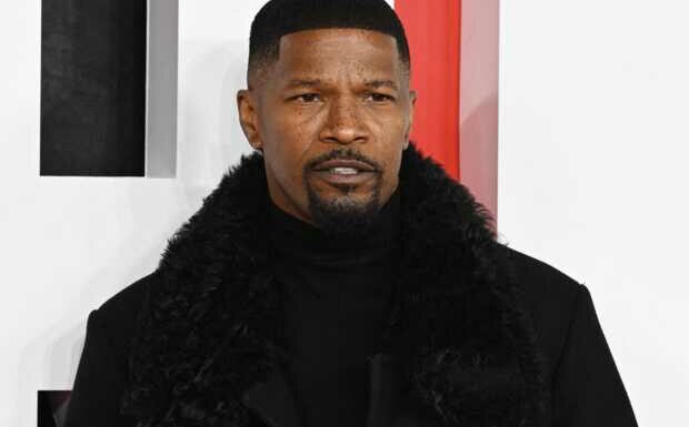 Jamie Foxx en larmes en évoquant sa mystérieuse hospitalisation : “Je ne pouvais plus marcher”