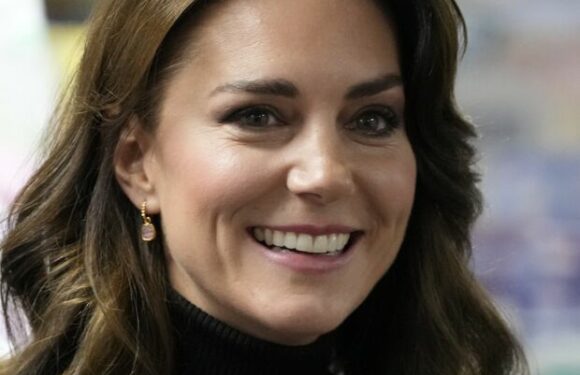 Kate Middleton : son oncle tire à boulets rouges sur la “fouine” Omid Scobie après son livre explosif