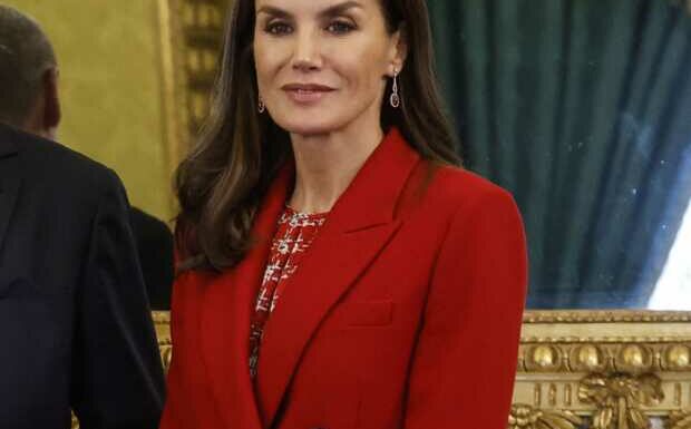 PHOTO – Letizia d’Espagne : en tailleur pantalon rouge, elle est déjà prête pour Noël